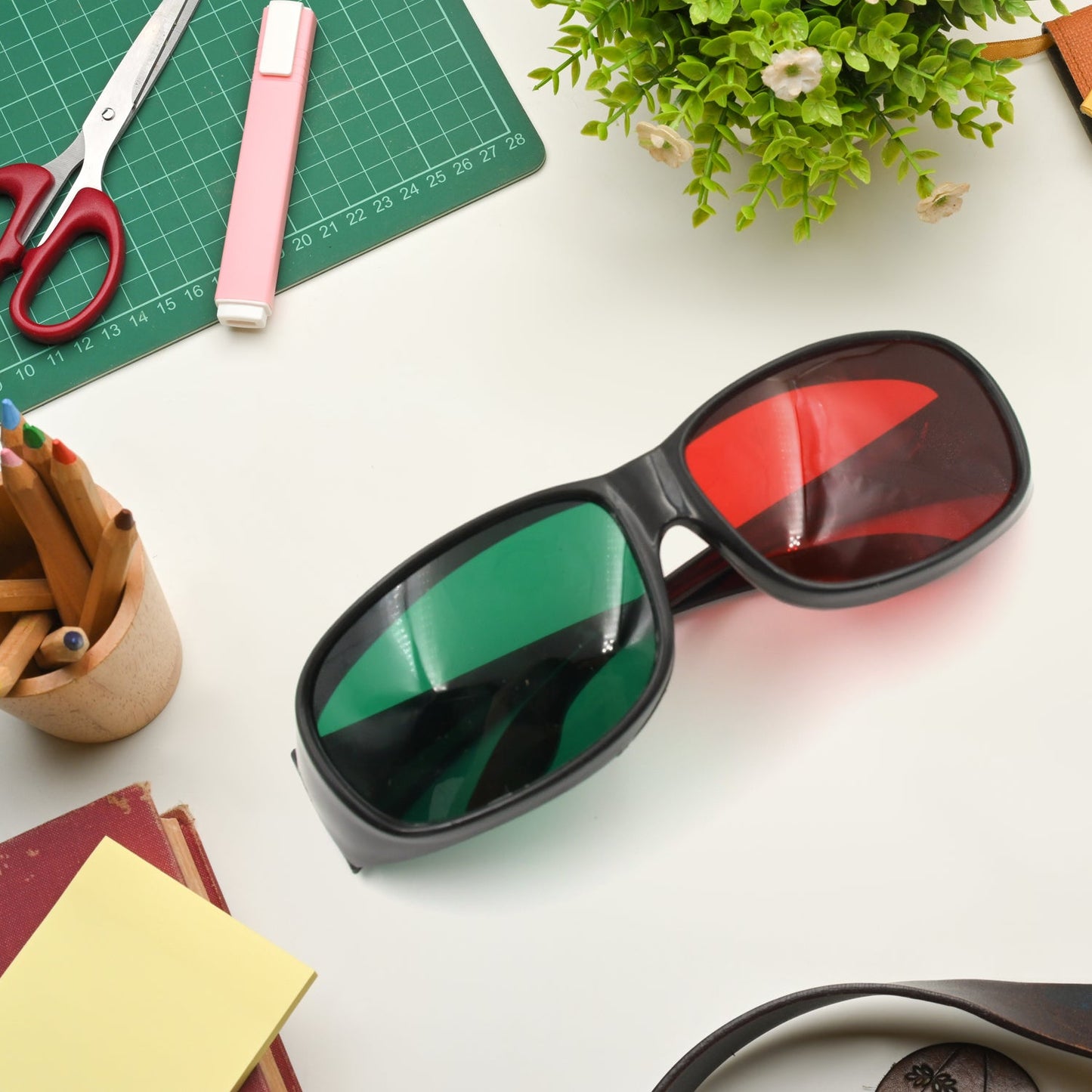 UV Protected Sunglasses, classic Sunglasses for Men & Women, Lightweight, Both Outdoor and Indoor Use (1 Pc )