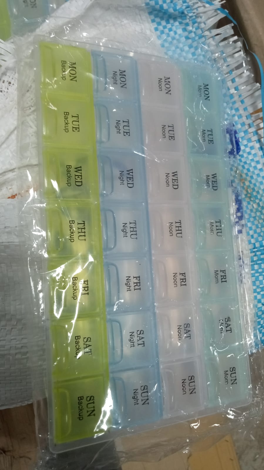 Transparent 7-day pill storage box with 4 rows for easy medication management.