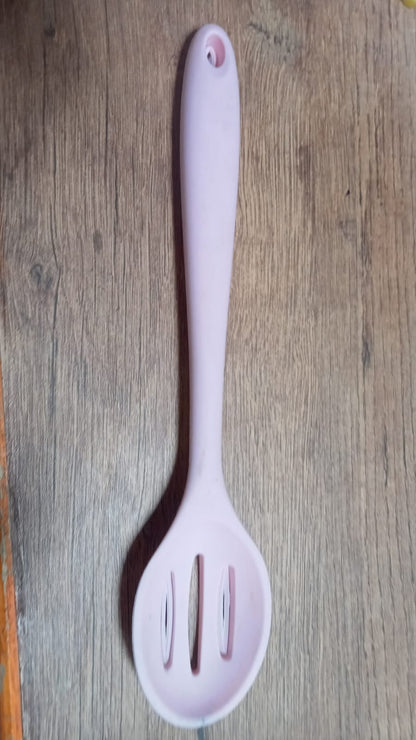 Heat-resistant silicone utensil, 27cm, designed for effective cooking.