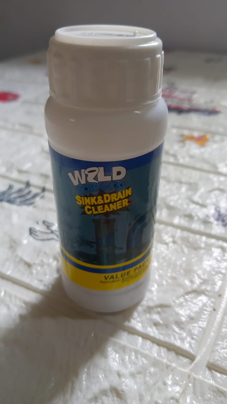 Drain cleaning powder for removing blockages from sinks.