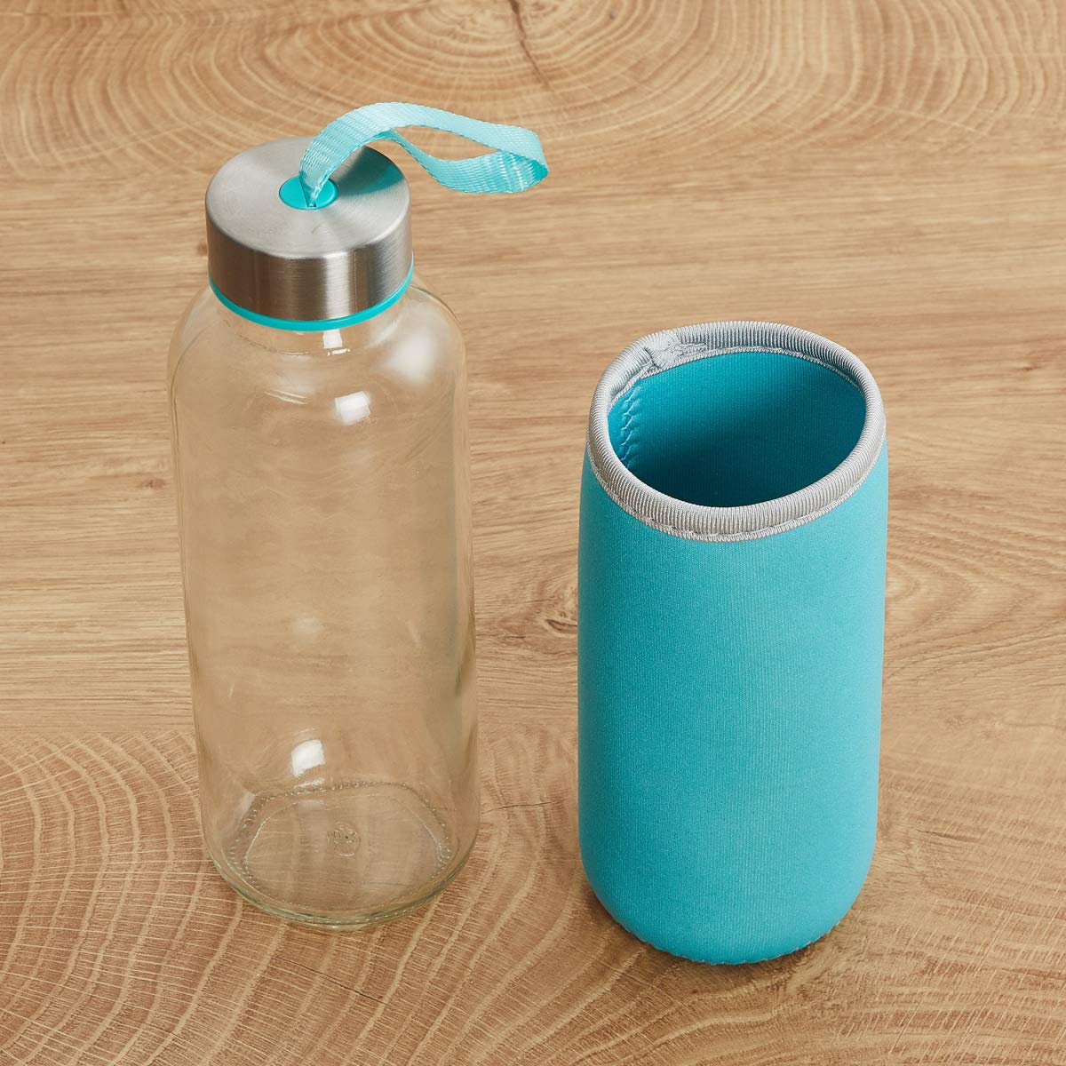 Stylish glass water bottle, 500 ml, with a protective cover.